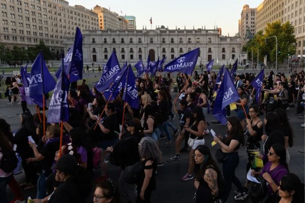 Fotografía de archivo de mujeres durante una manifestación en el Día Internacional de la Eliminación de la Violencia contra la Mujer en Santiago (Chile). EFE/ Ailen Diaz