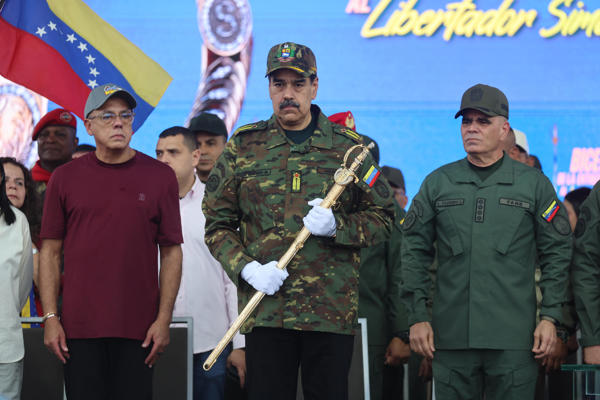 El presidente de Venezuela, Nicolás Maduro, sostiene la Espada del Perú este martes, durante una marcha en Caracas (Venezuela). Maduro exhibió la espada del libertador Simón Bolívar -también conocida como la Espada del Perú-, ante miles de asistentes a una marcha contra el "imperialismo". EFE/ Miguel Gutiérrez
