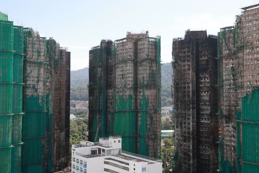 Una vista de los edificios de apartamentos incendiados en Hong Kong, China. EFE/EPA/May James