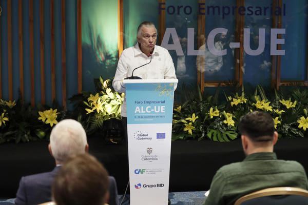 El ministro de Relaciones Exteriores de Costa Rica, Arnoldo André Tinoco, habla este lunes, en Santa Marta (Colombia). La Unión Europea (UE) presentó una nueva iniciativa birregional, en el marco de Global Gateway, que movilizará 1.000 millones de euros (unos 1.150 millones de dólares) para impulsar la seguridad energética en Centroamérica. EFE/ Carlos Ortega