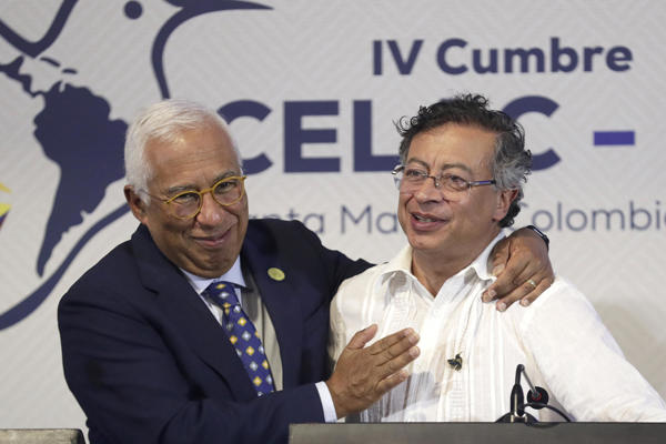 El presidente de Colombia, Gustavo Petro (d), saluda al presidente del Consejo Europeo, António Costa, durante las declaraciones finales de la IV Cumbre CELAC-UE este domingo, en Santa Marta (Colombia).La IV Cumbre de la Comunidad de Estados Latinoamericanos y Caribeños (CELAC) y la Unión Europea (UE) reclamó "el pleno cumplimiento del derecho internacional" en la lucha contra el narcotráfico, y así lo hizo constar en la 'Declaración de Santa Marta', al concluir la reunión de los dos bloques. EFE/ Carlos Ortega