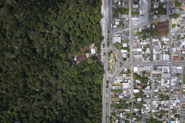 22/04/2024 18:30 (UTC) Crédito: EFE Fuente: EFE Autor: Isaac Fontana Temática: Medio ambiente Fotografía archivo tomada con dron del 22 de abril de 2024 que muestra la división entre la selva amazónica y la ciudad frente al Museo Amazonas, en la ciudad de Manaos (Brasil). EFE/ Isaac Fontana ARCHIVO