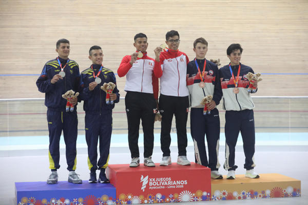 Hugo Ruiz y Robimson Ruiz (c) de Perú (oro), Brayan Sanchez y Juan Arango (i) de Colombia (plata), Cristian Arriagada y Martín Mancilla de Chile (bronce) posan en el podio de la prueba de relevos de ciclismo de pista durante los vigésimos Juegos Bolivarianos este miércoles, en Lima (Perú). EFE/ STR