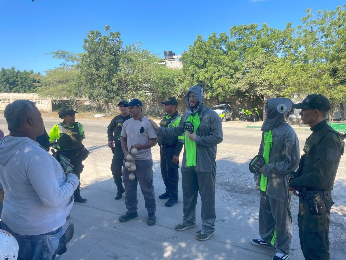 Funcionarios de Corpamag en compañía de miembros de la fuerza pública realizando la campaña ambiental. Foto Corpamag 