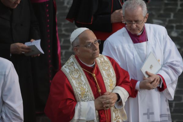 León XIV reza ante la Virgen Inmaculada de la plaza de España | Crédito: Daniel Ibáñez/EWTN News