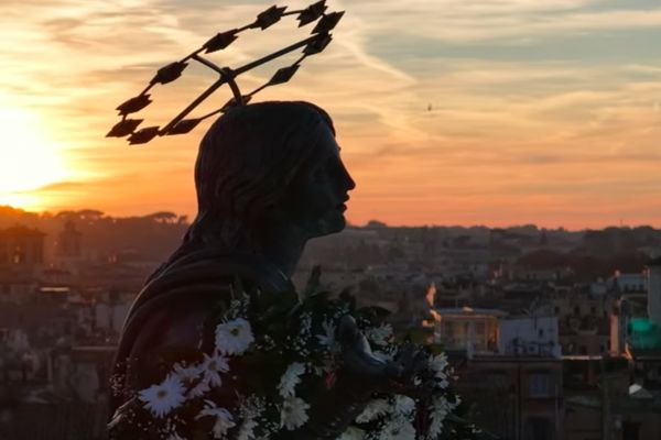 La Virgen coronada de la plaza de España en Roma. Crédito: Captura de pantalla/ EWTN News