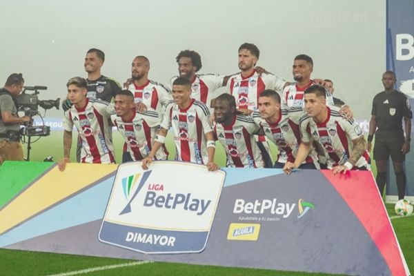 Jugadores del Junior de Barranquilla en formación antes de disputar un partido de liga. Foto Junior Club SA en Facebook
