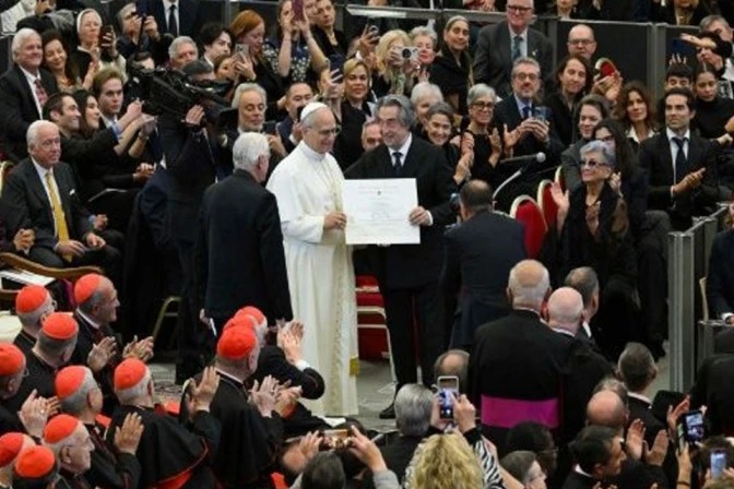El Papa León XIV entrega el Premio Ratzinger al director de orquesta italiano Riccardo Muti. | Crédito: Vatican Media.