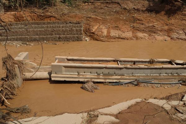 Fotografía que muestra una zona afectada por el desbordamiento de un río este domingo, en El Torno (Bolivia). El número de personas fallecidas por las inundaciones a causa del desbordamiento de un río en la región de Santa Cruz, subió a siete y hay al menos 20 personas desaparecidas, confirmó este domingo el Gobierno de Rodrigo Paz. EFE/ Juan Carlos Torrejón