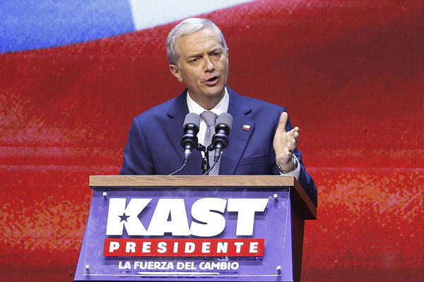  El presidente electo de Chile, el ultraderechista José Antonio Kast, pronuncia un discurso este domingo, en Santiago (Chile). EFE/ Elvis González