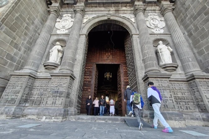ieles cruzan la "Puerta del Perdón" de la Catedral de Puebla (México). | Crédito: David Ramos/EWTN News.