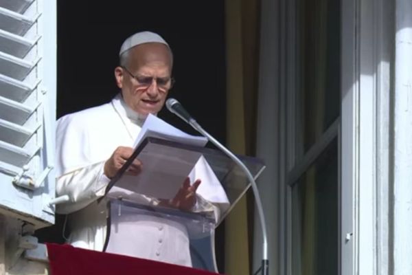 El Papa León XIV durante el rezo del Ángelus | Crédito: Captura de video/Vatican Media