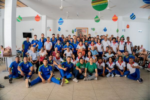 Ochenta estudiantes de los Programas de Deporte del CREO - UNIMAGDALENA compartieron actividades lúdicas y recreativas con los abuelos del Centro de Bienestar al Anciano Sagrados Corazones de Jesús y María.
