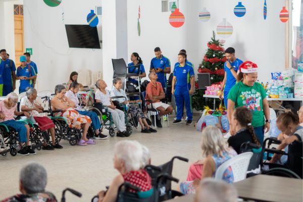 Docentes y estudiantes entregaron donaciones a beneficio de los ciento veinte adultos mayores, con los que compartieron una jornada llena de alegría y diversión.