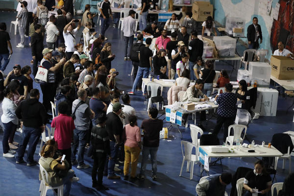Jurados cuentan los votos luego del cierre de las urnas este domingo, en la Villa Olímpica de Tegucigalpa (Honduras). EFE/ Gustavo Amador