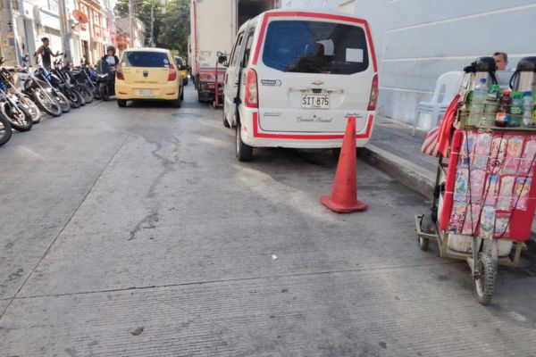 En plena Campo Serrano (Carrera 5) los taxistas se ponen de ‘ruana’ las señalizaciones de prohibido parquear, en plena temporada de comercio y fin de año, estos taxistas optaron por parquear en zona prohibidas. ¿Dónde están las autoridades?