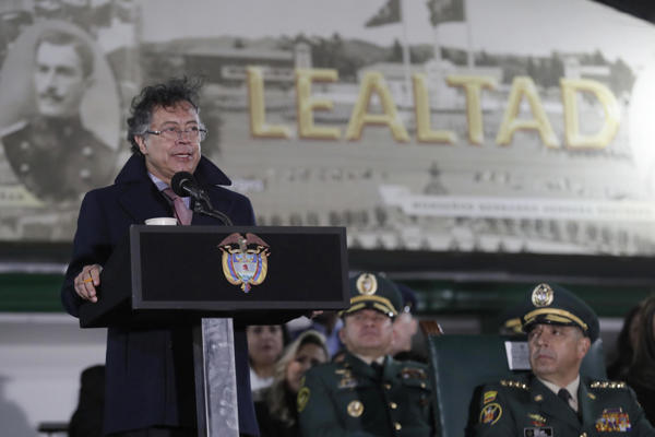- El presidente de Colombia, Gustavo Petro, habla en una ceremonia de ascensos militares este lunes, en Bogotá (Colombia). Petro informó que 58 militares y policías han muerto y 300 resultaron heridos este año por ataques con drones cargados de explosivos, lo que significa que la ventaja aérea de las Fuerzas Militares para combatir grupos ilegales y narcotraficantes "se ha perdido". EFE/ Carlos Ortega