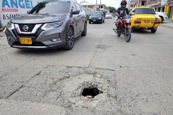 En la intercepción de la calle 11 con carrera 13A del barrio Miraflores está completamente deteriorada la alcantarilla y de ñapa, sin tapa. Foto Derechos reservados EL INFORMADOR