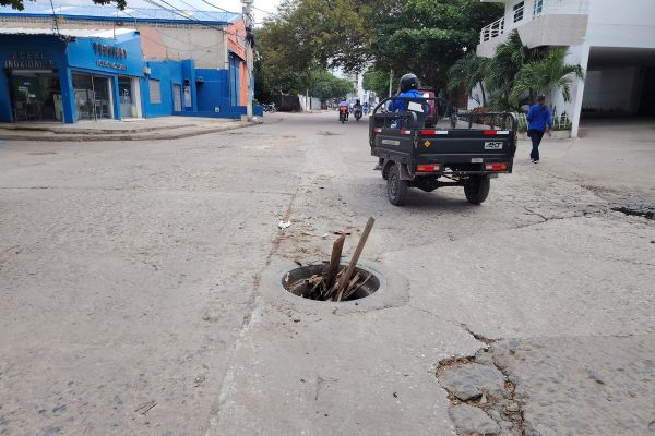 Otra alcantarilla sin tapa y con señal de precaución improvisada. También está ubicada en la calle 11 con carrera 13A. Foto Derechos reservados EL INFORMADOR.