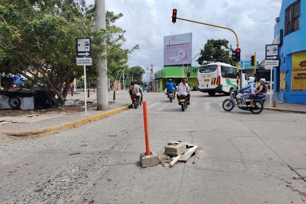 Más alcantarillas sin tapas y con señal preventiva improvisada en la zona céntrica de Santa Marta. Se ubica en la calle de la Acequia (calle 15) con avenida del Ferrocarril. Foto Derechos reservados EL INFORMADOR.