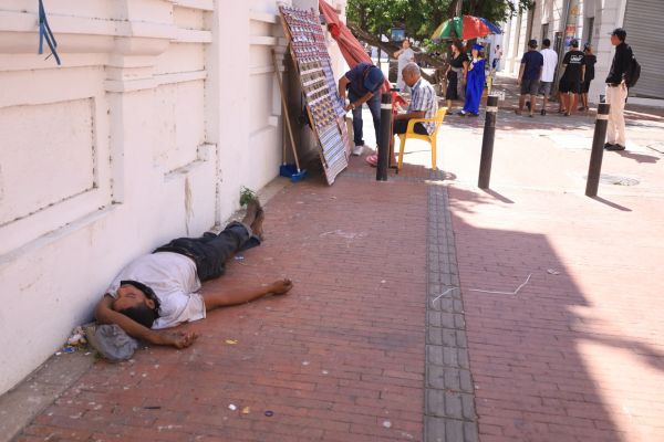 La calle Grande (calle 17) entre la avenida Campo Serrano y la carrera sexta, otro ‘hotel cinco estrellas’ para habitantes en condición de calle en Santa Marta. Foto Derechos reservados EL INFORMADOR.