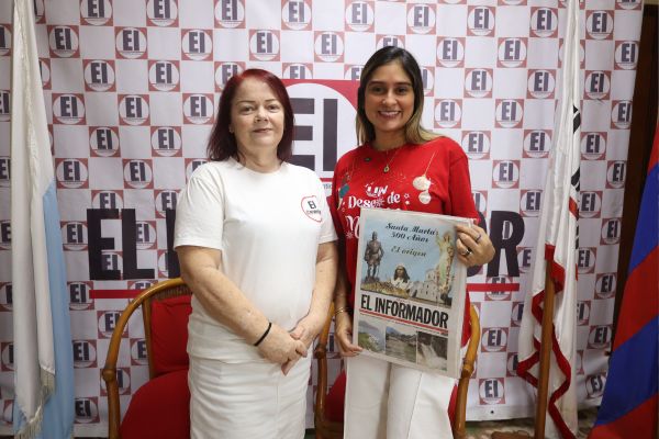 Bleydis Pérez, Gestora Social de Santa Marta y Cecilia Vives, editora de EL INFORMADOR; entregándole la edición especial de los 500 años de fundación de Santa Marta.