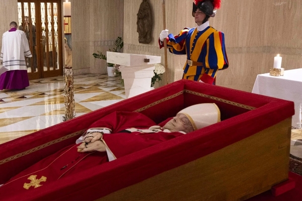 El Cardenal Parolin junto a los restos mortales del Papa Francisco en la Capilla de Santa Marta | Crédito: Vatican Media