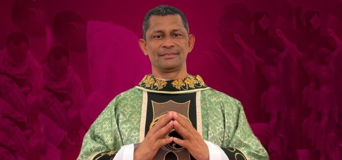 El nuevo obispo Jesús Alberto Torres Ariza, nacido en Urumita, recibe el nombramiento oficial emitido por el papa León XIV. Foto:LaGuajiraHoy