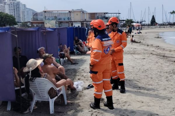 Voluntarios de la Defensa Civil impartiendo recomendaciones a bañistas. Foto Defensa Civil Seccional Magdalena - Facebook