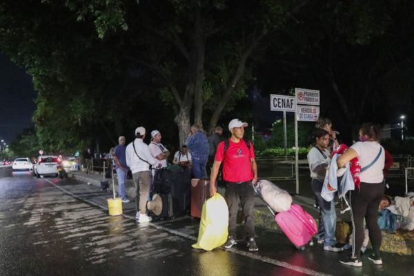 -Ciudadanos venezolanos llegan en la madrugada de este sábado al puente internacional Simón Bolívar que une a las ciudades de Cúcuta y Villa del Rosario (Colombia) con las ciudades de San Antonio y San Cristóbal del Estado Táchira (Venezuela). EFE/ Mario Caicedo