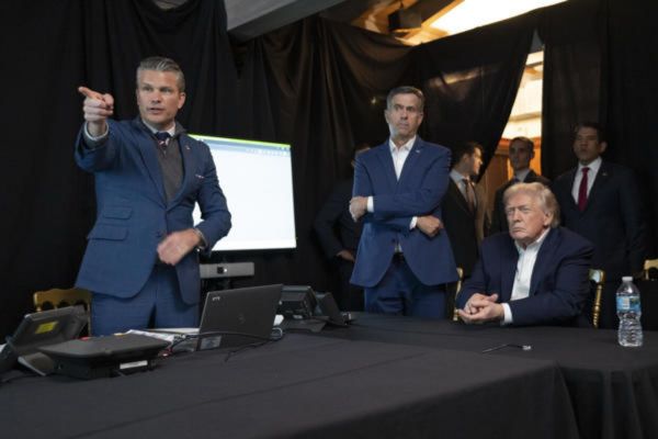 Donald Trump publica una foto de él junto al secretario de Defensa Pete Hegseth (i), siguiendo la operación "Resolución Absoluta", el operativo de Trump para derrocar a Maduro, en su red Truth Social. EFE/Trump en Truth Social -