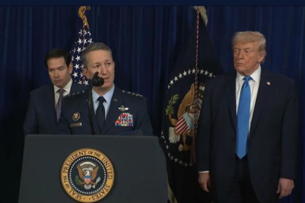 Captura de video tomada de una transmisión de La Casa Blanca del presidente de Estados Unidos, Donald Trump, escuchando al presidente del Estado Mayor Conjunto estadounidense Dan Caine (c) durante una declaración este sábado, desde Palm Beach (FL, EE.UU.). EFE/ La Casa Blanca