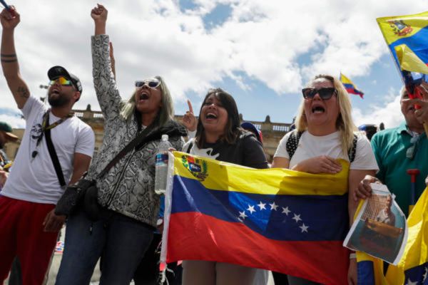 Ciudadanos venezolanos celebran durante una manifestación este sábado, en la Plaza de Bolívar en Bogotá (Colombia). Estados Unidos capturó en la madrugada al presidente de Venezuela, Nicolás Maduro, y su esposa, Cilia Flores, en medio de un ataque a Venezuela que afectó a varios estados y a la capital, Caracas, por orden del presidente de Estados Unidos, Donald Trump, que calificó el operativo como "brillante". EFE/ Carlos Ortega