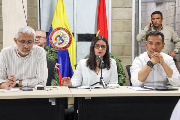 Fotografía cedida por la Presidencia de Colombia que muestra a la directora del Departamento Administrativo de la Presidencia de la República (Dapre), Angie Rodríguez (c), hablando junto al ministro de Defensa, Pedro Sánchez Suárez, en una rueda de prensa este sábado, en Cúcuta (Colombia). El Gobierno de Colombia desplegará 30.000 soldados a lo largo de los 2.219 kilómetros de frontera con Venezuela para garantizar la seguridad luego de la operación militar de Estados Unidos en ese país que acabó con la detención de Nicolás Maduro y de su esposa, Cilia Flores, quienes fueron trasladados a Nueva York. EFE/ Presidencia de Colombia