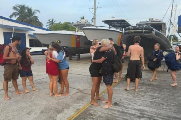 Turistas rescatados del velero en zona insular de Cartagena. Foto Armada de Colombia