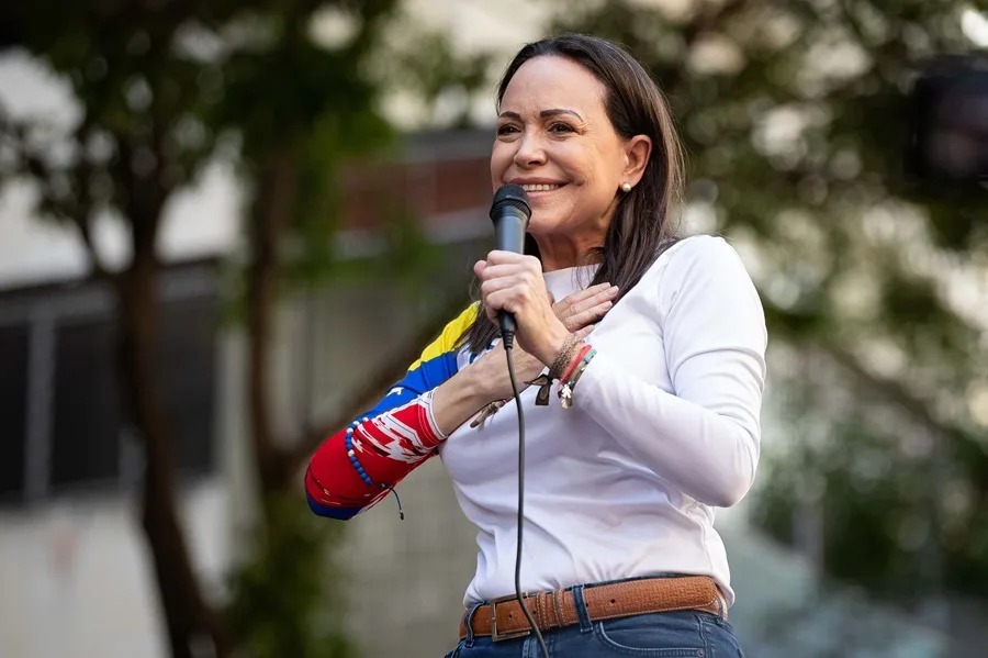 Fotografía de archivo de la líder opositora María Corina Machado, hablando durante un acto de campaña en Caracas (Venezuela). EFE/ Ronald Peña R