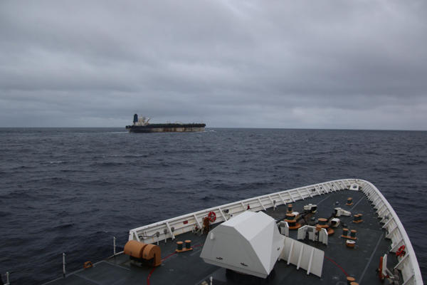 Imagen publicada en la cuenta oficial de X del Comando Europeo de los Estados Unidos en la que confirman la interceptación del "Marinera", antes conocido como "Bella 1", un buque petrolero sancionado que huyó antes de llegar a Venezuela, tras rastrearlo en el Atlántico durante casi tres semanas de persecución. "El @TheJusticeDept y @DHSgov, en coordinación con el @DeptofWar, anunciaron hoy la incautación del M/V Bella 1 por violaciones a las sanciones estadounidenses. El buque fue incautado en el Atlántico Norte en virtud de una orden emitida por un tribunal federal estadounidense tras ser rastreado por la USCGC Munro", aseguró el Comando Europeo de EEUU en su cuenta de X. EFE