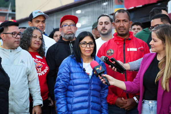 Fotografía suministrada por la Vicepresidencia de Venezuela de la presidenta encargada de Venezuela, Delcy Rodríguez, dando declaraciones este martes, en Caracas (Venezuela). Rodríguez decretó siete días de duelo para los "jóvenes mártires" que, dijo, murieron defendiendo el país suramericano y al presidente, Nicolás Maduro, quien fue capturado junto a su esposa, Cilia Flores, el pasado sábado durante un ataque de tropas estadounidenses a Caracas y tres estados cercanos. EFE/ Vicepresidencia de Venezuela
