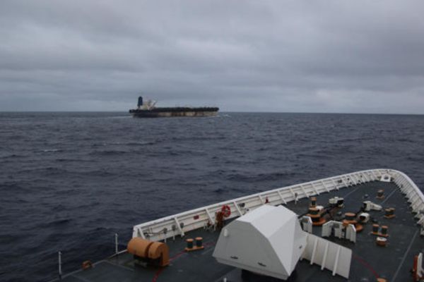 Imagen publicada en la cuenta oficial de X del Comando Europeo de los Estados Unidos en la que confirman la interceptación del "Marinera", antes conocido como "Bella 1", un buque petrolero sancionado que huyó antes de llegar a Venezuela, tras rastrearlo en el Atlántico durante casi tres semanas de persecución. "El @TheJusticeDept y @DHSgov, en coordinación con el @DeptofWar, anunciaron hoy la incautación del M/V Bella 1 por violaciones a las sanciones estadounidenses. El buque fue incautado en el Atlántico Norte en virtud de una orden emitida por un tribunal federal estadounidense tras ser rastreado por la USCGC Munro", aseguró el Comando Europeo de EEUU en su cuenta de X. EFE/ Official X account of U.S. European Command