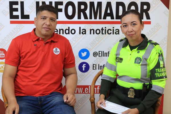 Luis Saumeth, periodista de EL INFORMADOR y Gloria Milena Calvo, Mayor de la Policía Nacional en la Seccional de Tránsito y Transporte del Magdalena. Foto derechos reservados EL IFORMADOR. 