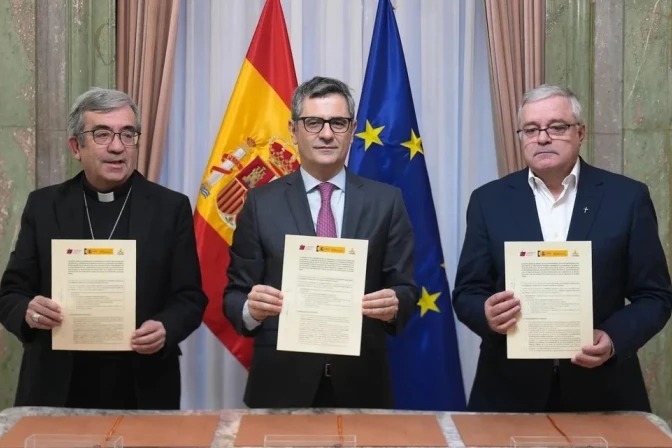 Mons. Argüello, presidente de la CEE; Félix Bolaños, ministro de Presidencia, Justicia y Relaciones con las Cortes; y Jesús Díaz Sariego, presidente de CONFER. | Crédito: Ministerio de Presidencia.