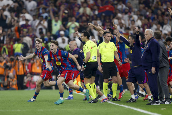 Los jugadores del FC Barcelona celebran su victoria a la finalización del encuentro de la final de la Supercopa de España que han disputado FC Barcelona y Real Madrid, este domingo en el estadio Ciudad Deportiva del Rey Abdalá de Yeda (Arabia Saudí). EFE/ Kai Försterling