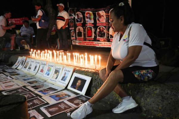 Familiares de colombianos presos en Venezuela participan en una vigilia este lunes, en el Puente Internacional Simón Bolivar en Cúcuta (Colombia). Con una vigilia a la luz de velas, familiares de los colombianos presos en Venezuela expresaron su esperanza de que los detenidos sean incluidos en las liberaciones que hace el Gobierno del país vecino. EFE/ Mario Caicedo