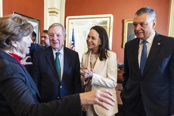 La líder opositora venezolana María Corina Machado (2-R) saluda a los senadores estadounidenses antes de una reunión con un grupo bipartidista de legisladores en el Capitolio de los Estados Unidos en Washington, DC, EE. UU., el 15 de enero de 2026. Más temprano ese día, Machado se reunió con el presidente de Estados Unidos, Donald Trump.EFE/EPA/JIM LO SCALZO