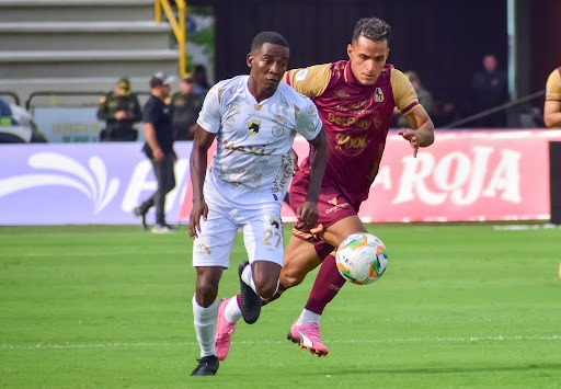 Leyenda: Jugador del club Llaneros FC enfrentando a un rival en la liga colombiana. Foto Dimayor 