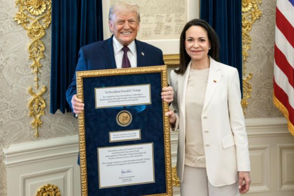 Fotografía tomada a través de rastreo de redes que muestra al presidente de Estados Unidos, Donald Trump, posando junto a la líder opositora venezolana María Corina Machado este jueves, en Washington (EE.UU). Machado entregó a Trump la medalla del Premio Nobel de la Paz, enmarcada con un mensaje de "gratitud" del pueblo venezolano por sus acciones para lograr "su libertad". EFE/ Rastreo de Redes 