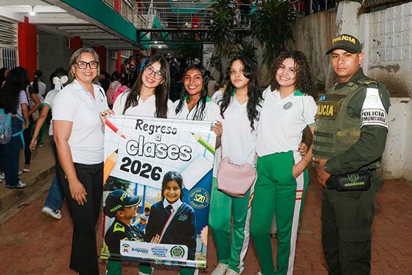 Leyenda: Miembros de la Policía departamental en compañía de jóvenes estudiantes. Foto Alcaldía de Ariguaní 