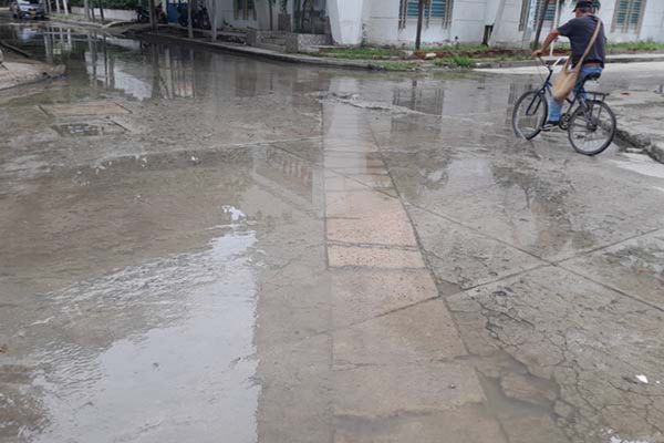 Derrame de agua residuales en el sector de Los Cocos, Bellavista. Foto derechos reservados EL INFORMADOR 