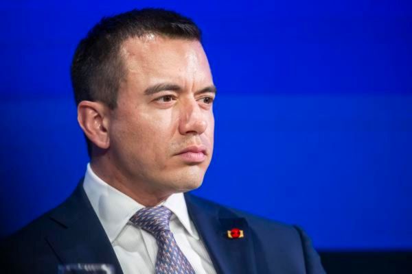 Daniel Noboa Azín, presidente de Ecuador, asiste a una mesa redonda en la 56.ª reunión anual del Foro Económico Mundial (FEM) en Davos, Suiza, el 20 de enero de 2026. La cumbre de 2026, que se celebra del 19 al 23 de enero bajo el lema "Un espíritu de diálogo", reúne a líderes políticos, ejecutivos corporativos y científicos globales para abordar los desafíos internacionales. (Suiza) EFE/EPA/GIAN EHRENZELLER