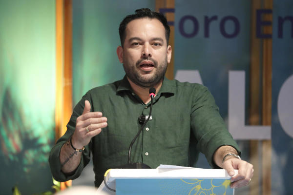 Fotografía de archivo del 10 de Noviembre de 2025 que muestra al Ministro de Minas y Energía de Colombia, Edwin Palma, hablando durante un evento, en Santa Marta (Colombia). Palma tachó de "agresión económica" la "tasa de seguridad" del 30 % que impuso el presidente de Ecuador, Daniel Noboa, a las importaciones provenientes de Colombia. EFE/ Carlos Ortega/ ARCHIVO